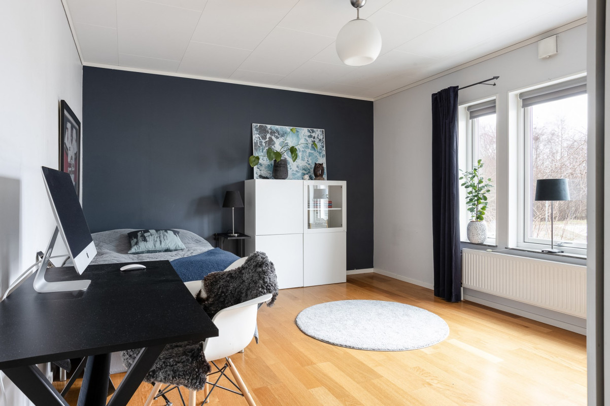 Sovrum I - Garderober med skjutdörrar på höger hand Landåvägen 25