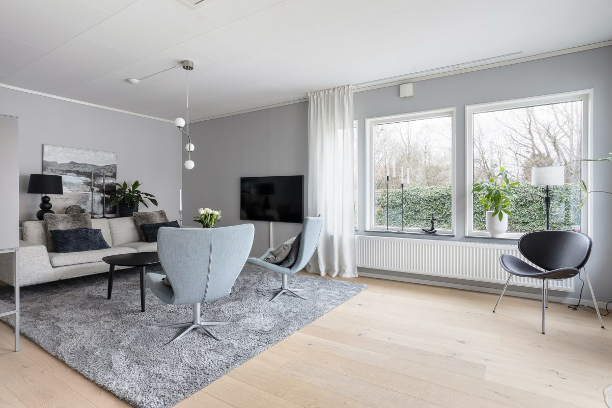 Vardagsrum med utgång till trädäck och trädgården Landåvägen 25