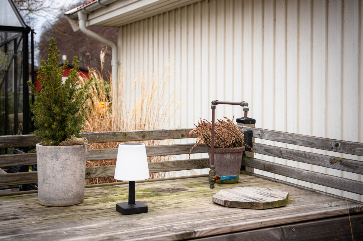 Grillen är igång och snart kommer gästerna Landåvägen 25