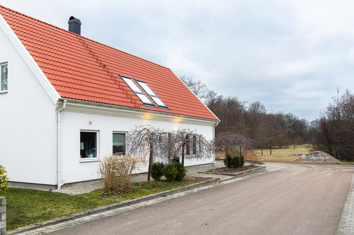 Dessutom har men egentligen bara en granne nära inpå. Ett drömläge vid skogen! Landåvägen 25