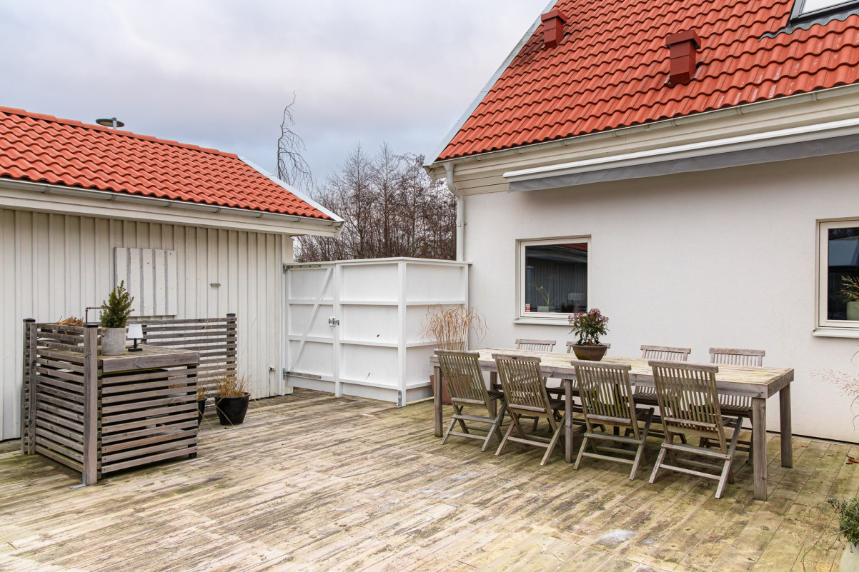 Föreställ er en varm sommardag, solen ligger på, den elektriska markisen är ute på max Landåvägen 25