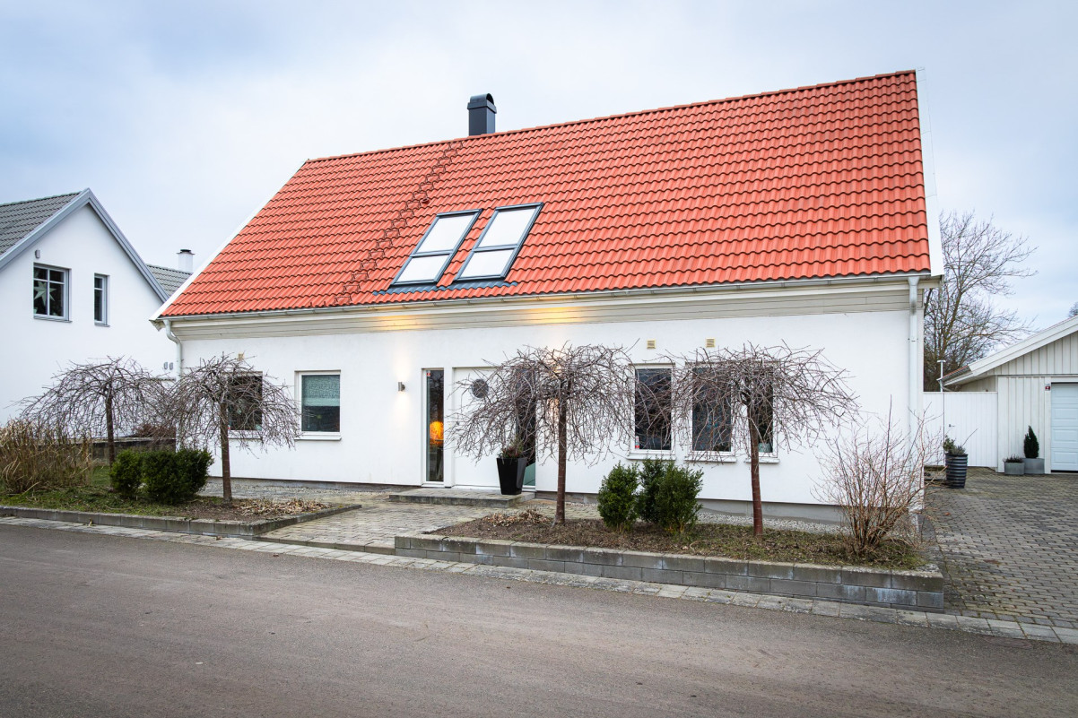 På Landåvägen 25 är livet enkelt - ytorna är stora och möjlighet till fem rejäla sovrum Landåvägen 25