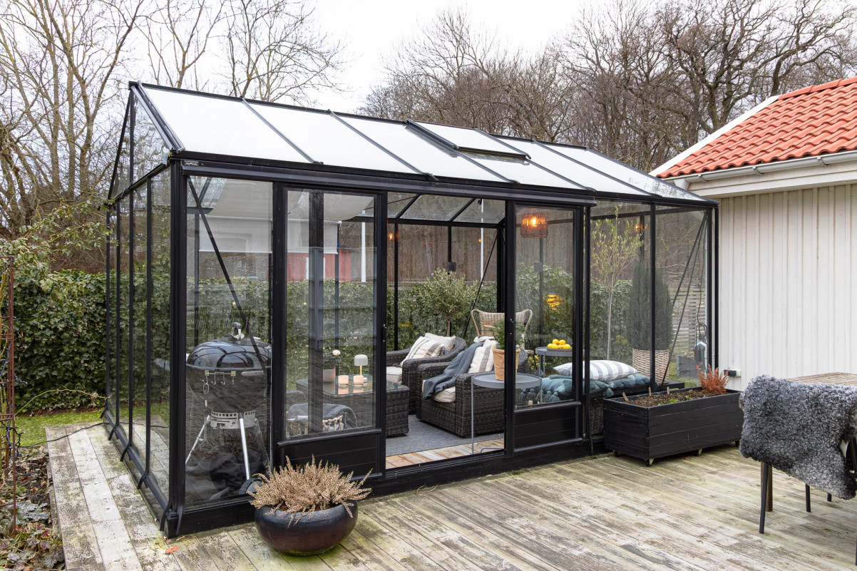 Uterummet är preppat, det är här man sätter sig när solen gått ner Landåvägen 25