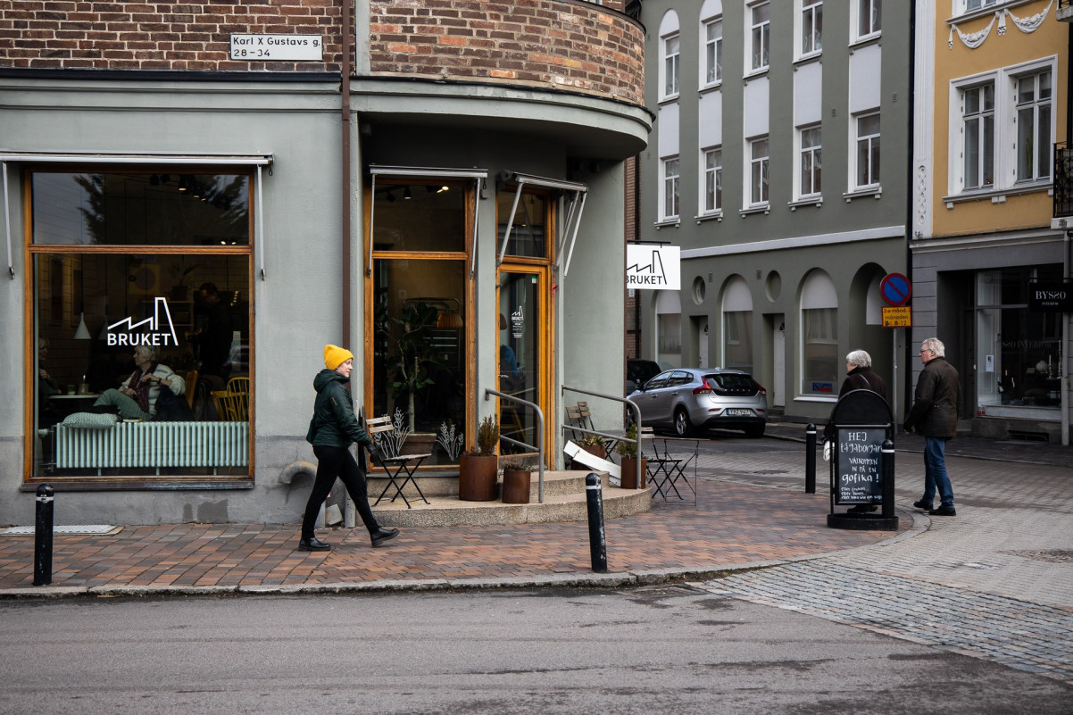 Cafe rakt över gatan Tågagatan 34