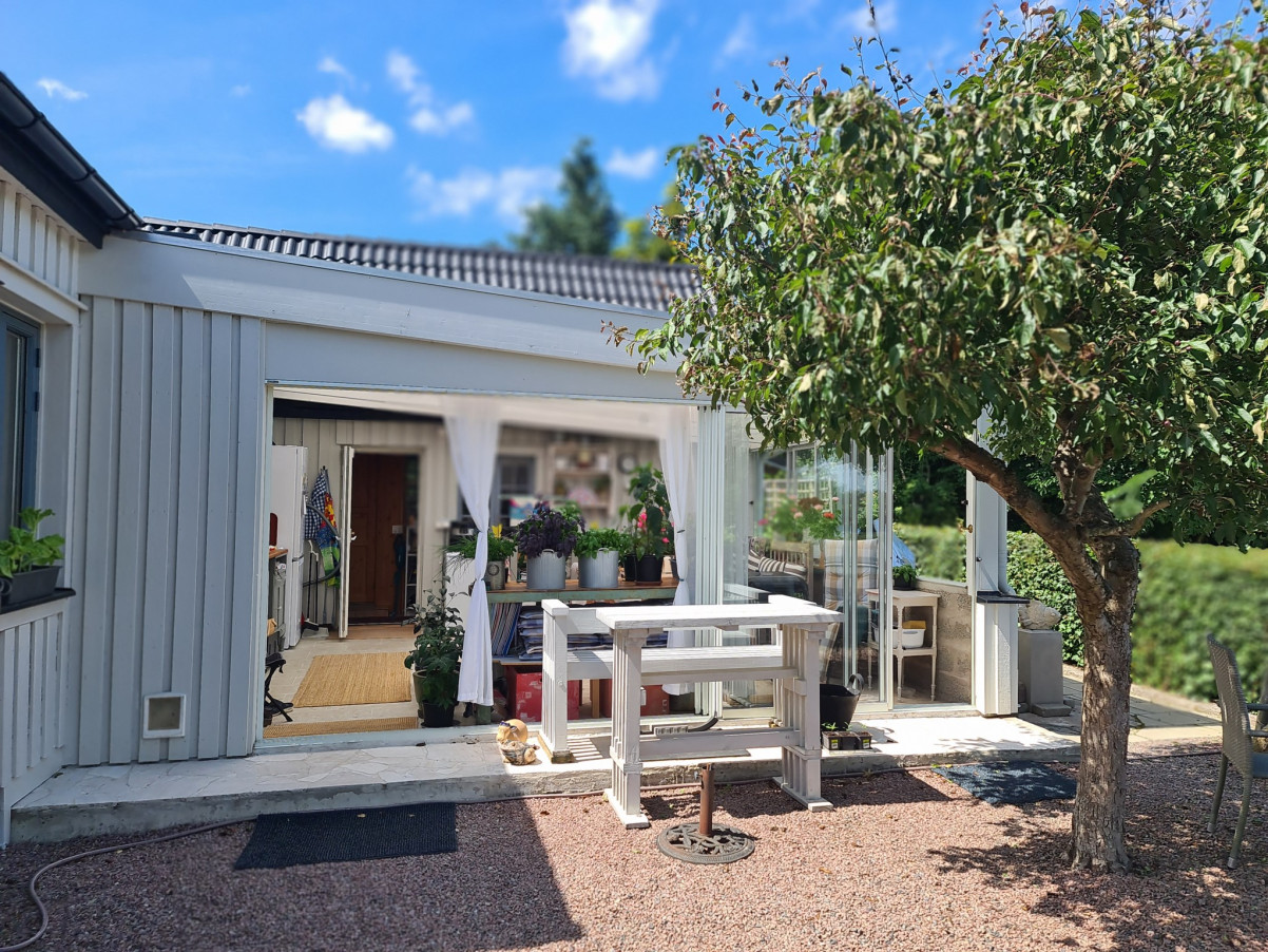 Säljarens sommarbild Gårdsvägen 48