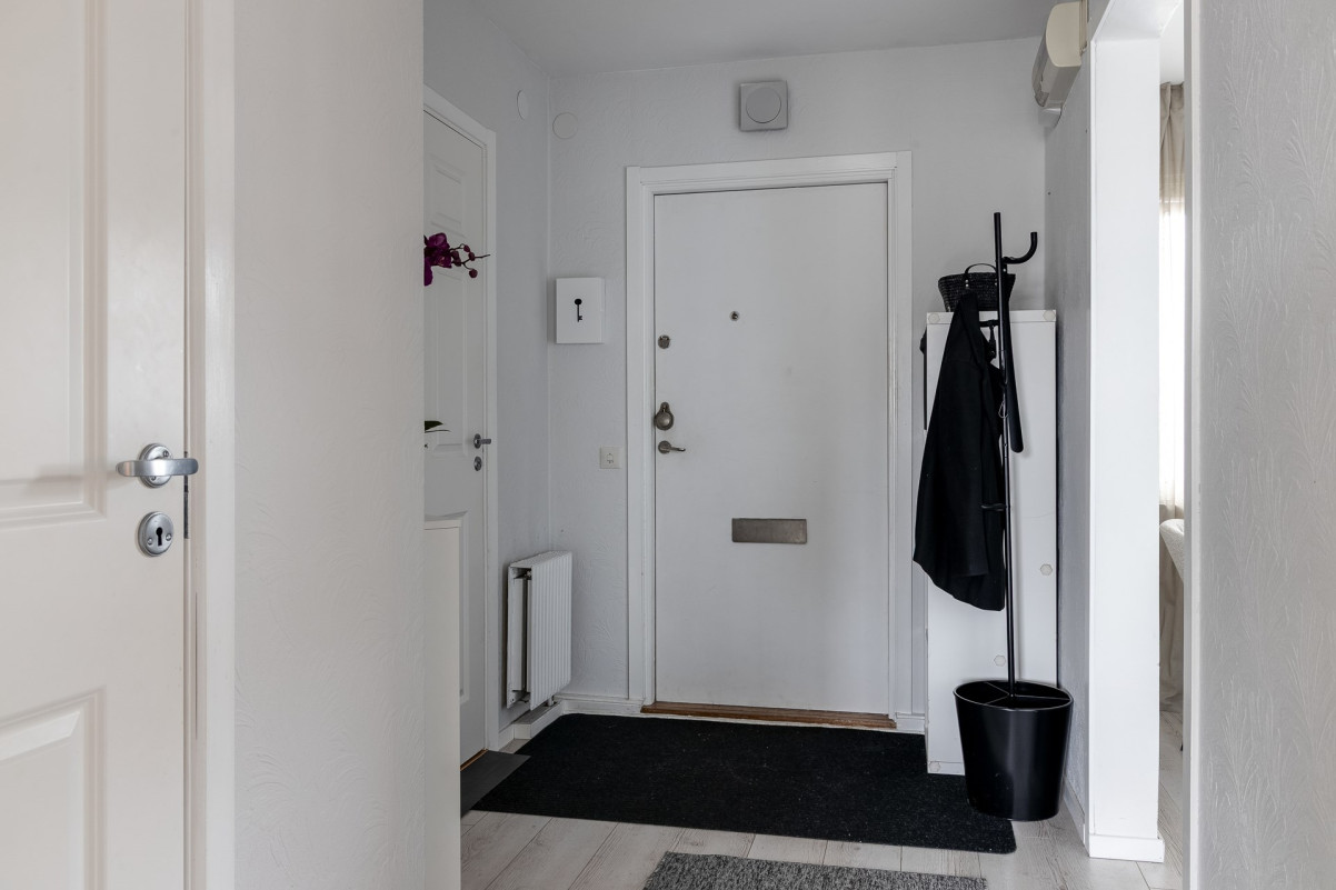 Trivsam hall med plats för avhängning och med klädkammare Sockengatan 12B