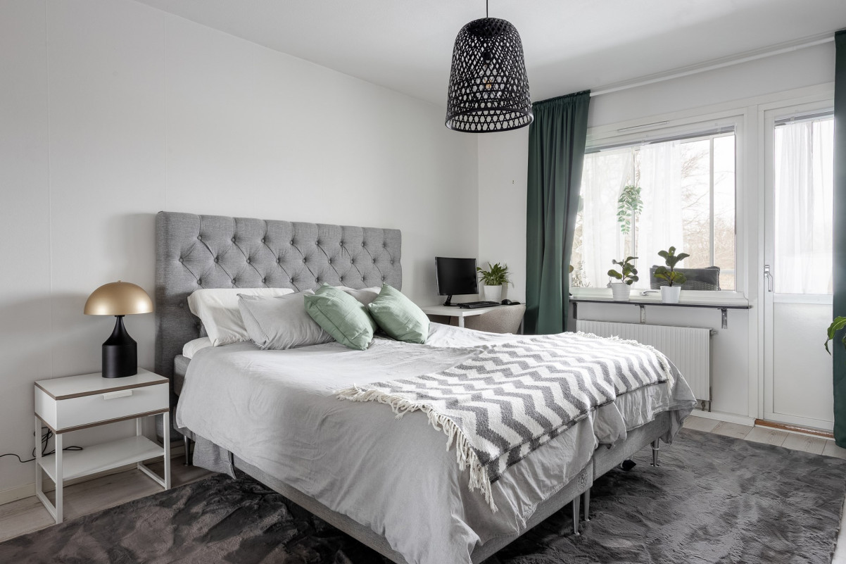 Generöst sovrum med utgång till den inglasade balkongen Sockengatan 12B