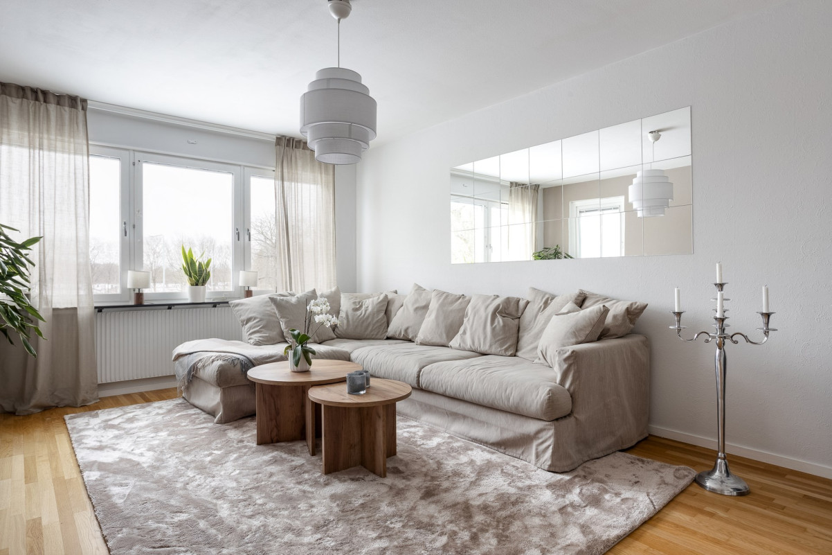 Vardagsrum med stora fönsterpartier Sockengatan 12B