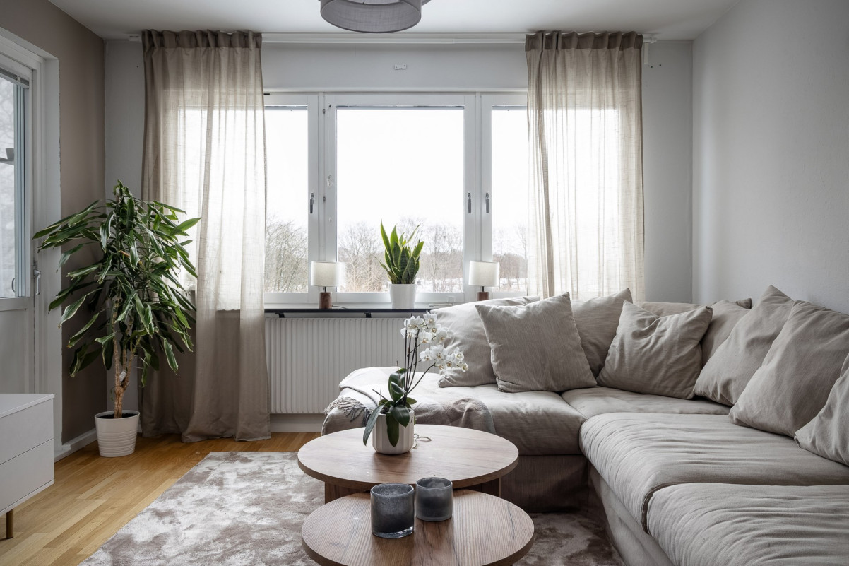 Vardagsrum med utgång till den inglasade balkongen Sockengatan 12B