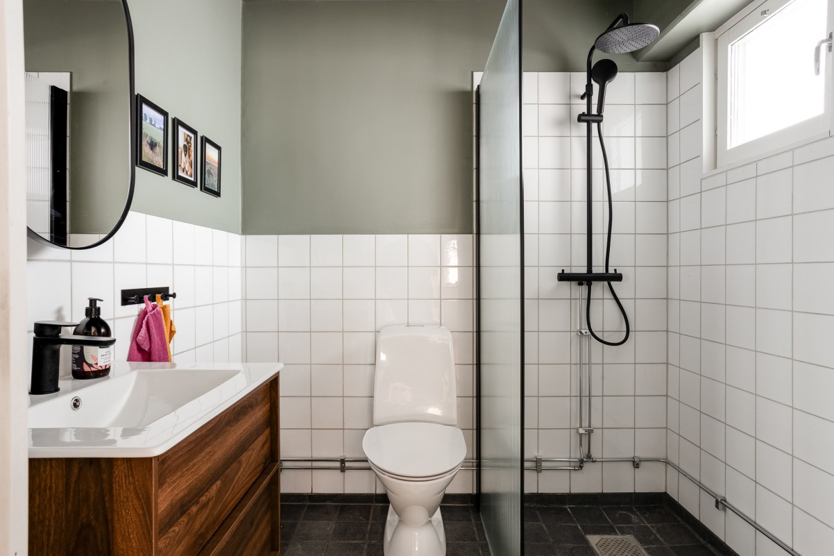 Badrum med dusch i entréplan Persgatan 64