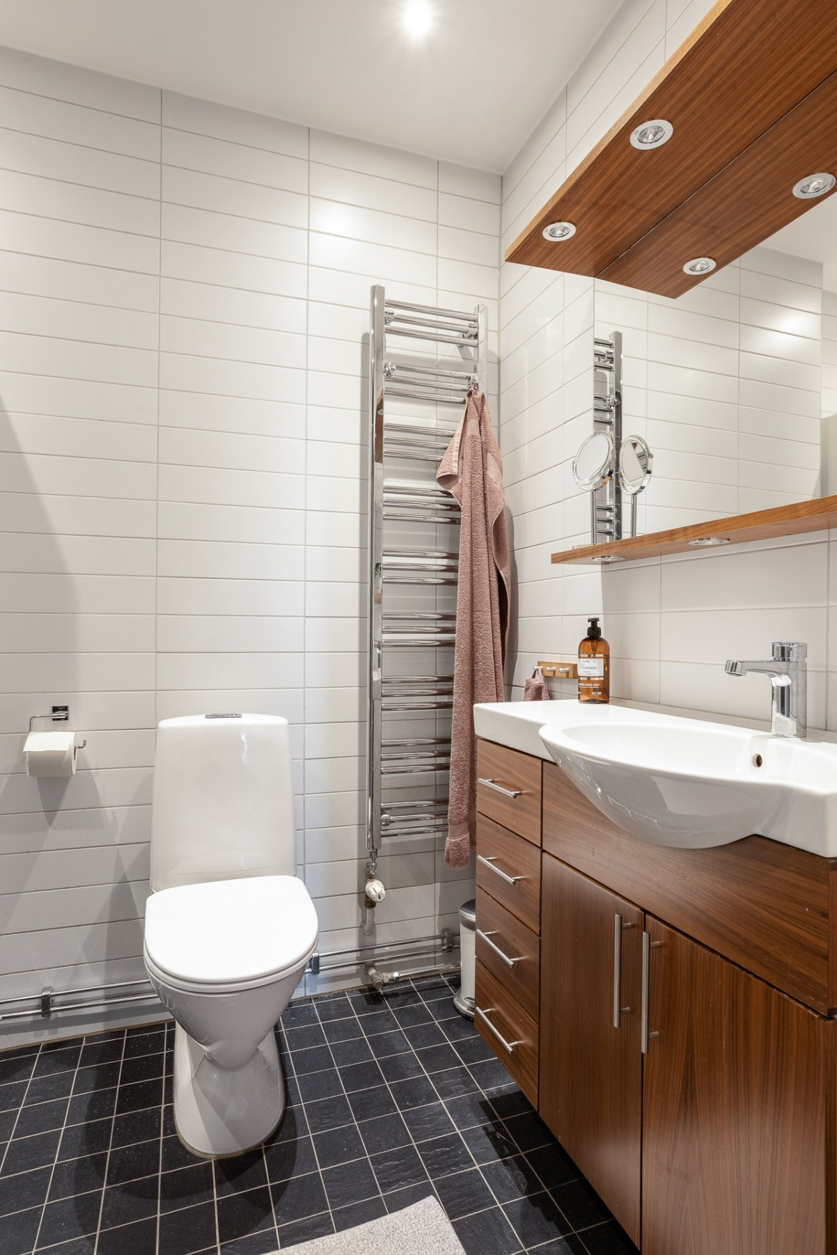 Snyggt helkaklat badrum Karl X Gustavs gata 6