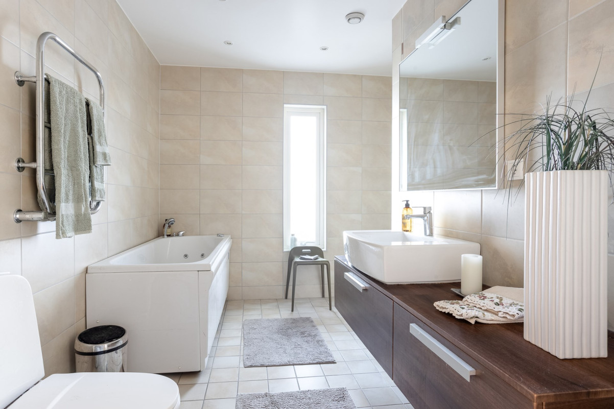 Badrum 1 utrustat med både badkar och dusch Medeltidsvägen 13