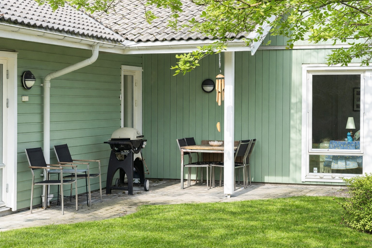 Stenlagd uteplats på baksidan. AI redigerad bild på grönska. Viss avvikelse kan förekomma Medeltidsvägen 13