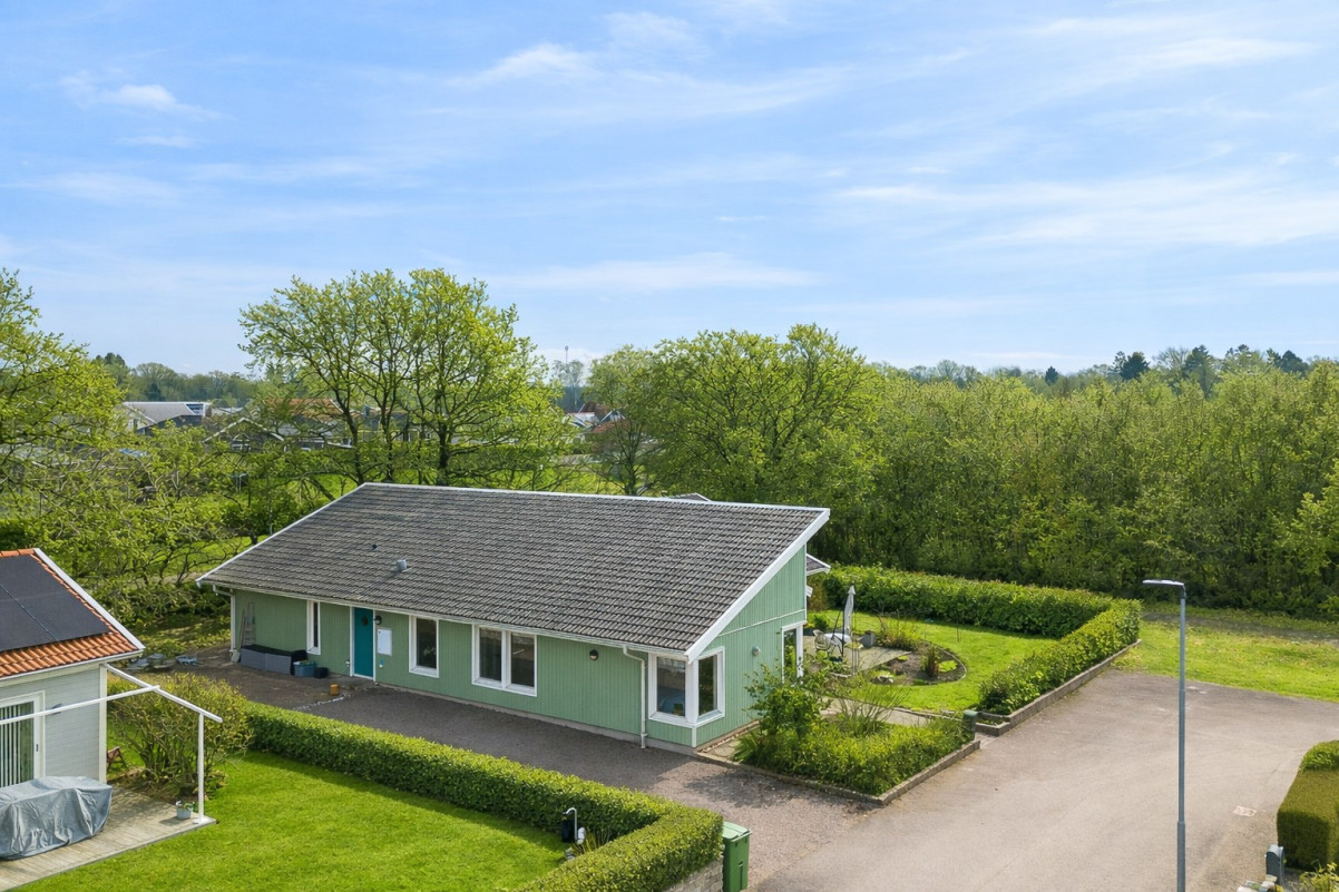 AI redigerad bild på grönska. Avvikelse på omgivande grönska förekommer Medeltidsvägen 13