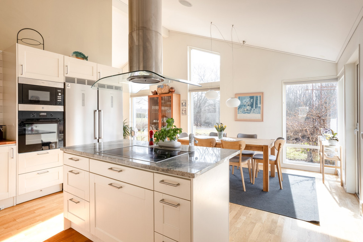 Kök med köksö och stor matplats Medeltidsvägen 13