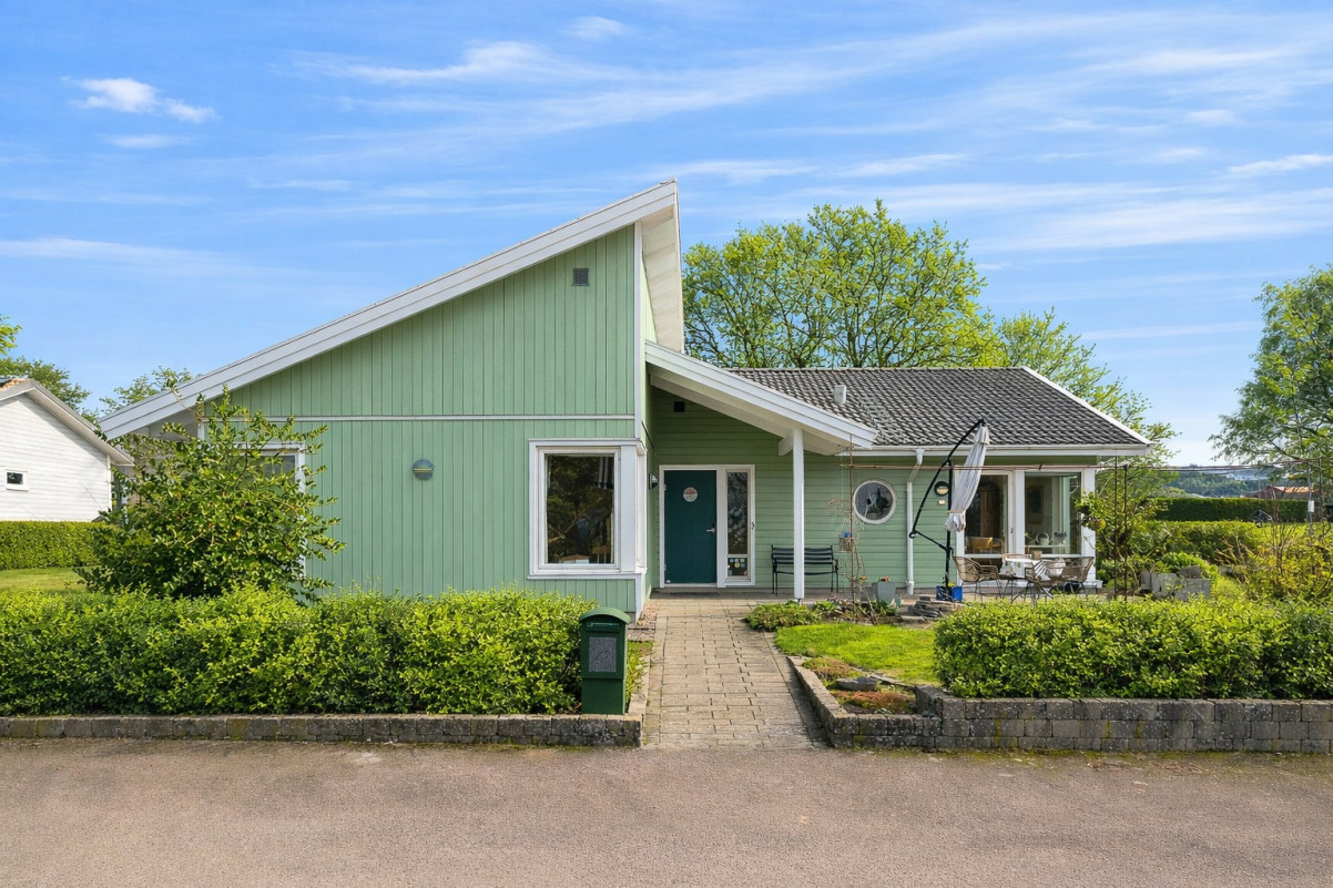 Framsida. AI redigerad bild på grönska. Avvikelse på omgivande grönska förekommer Medeltidsvägen 13