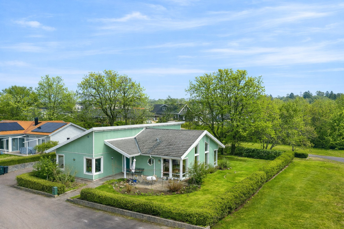 Lättskött hörntomt. AI redigerad bild på grönska. Avvikelse på omgivande grönska förekommer Medeltidsvägen 13