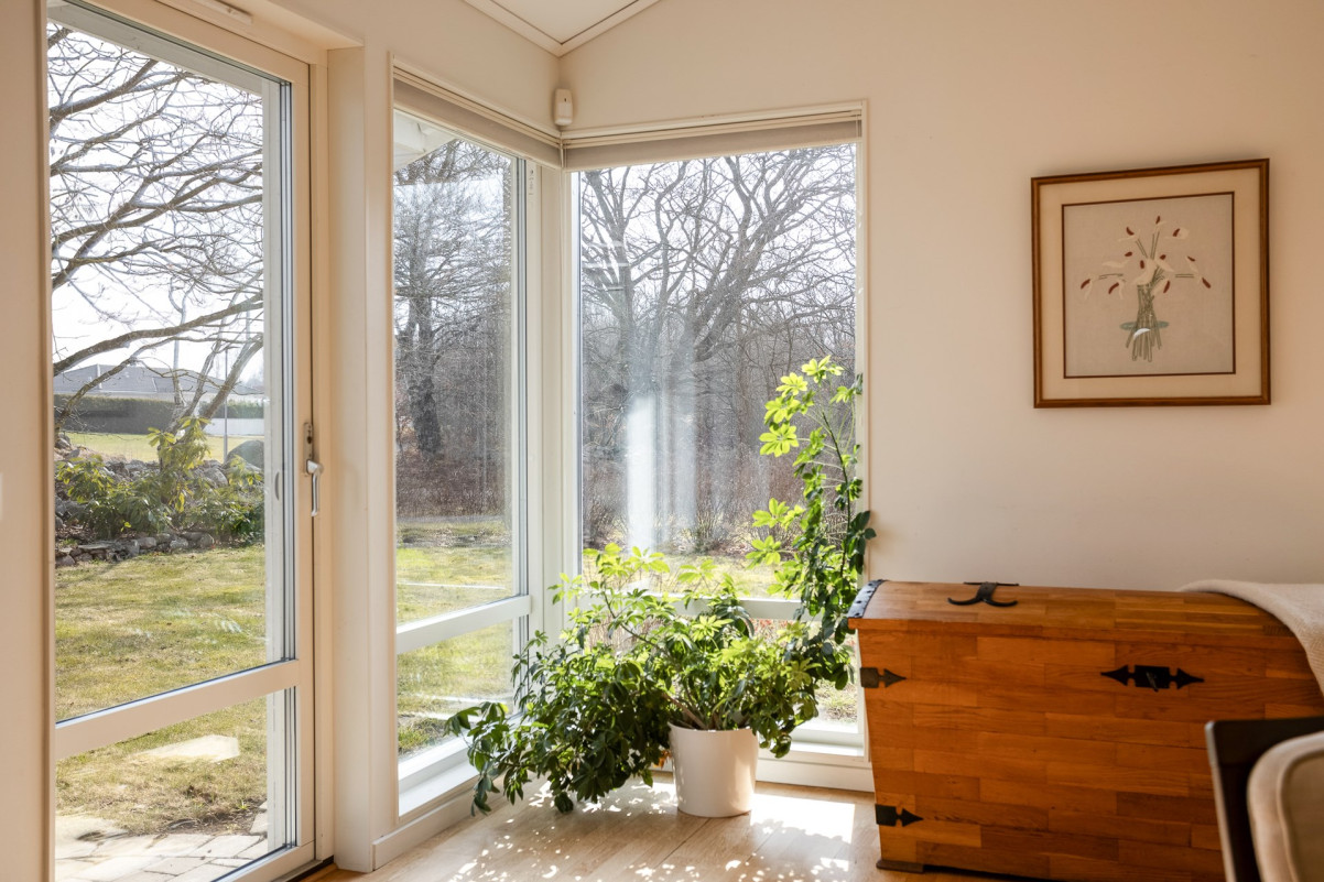 Vardagsrum med stora fönsterpartier Medeltidsvägen 13