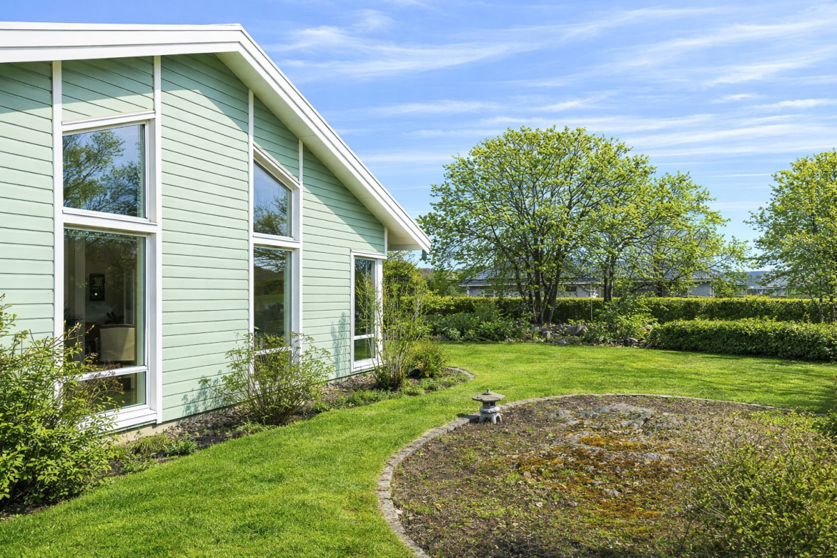 AI redigerad bild på grönska. Avvikelse på omgivande grönska förekommer Medeltidsvägen 13