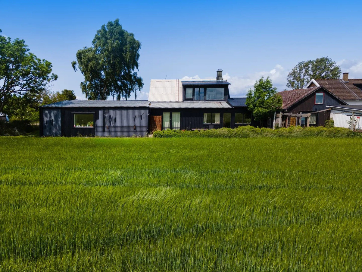 Från åkersidan Farhultsvägen 154