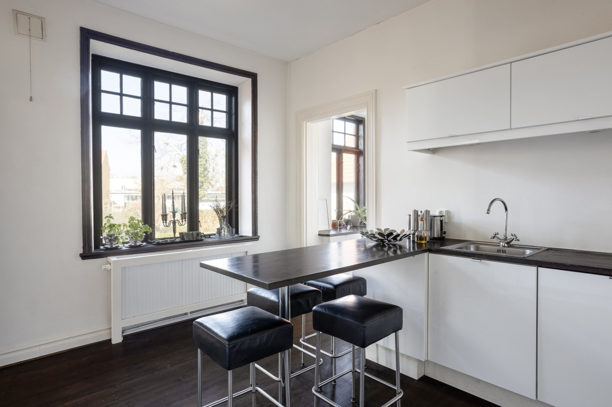 Vy mot serveringsgången Storgatan 72