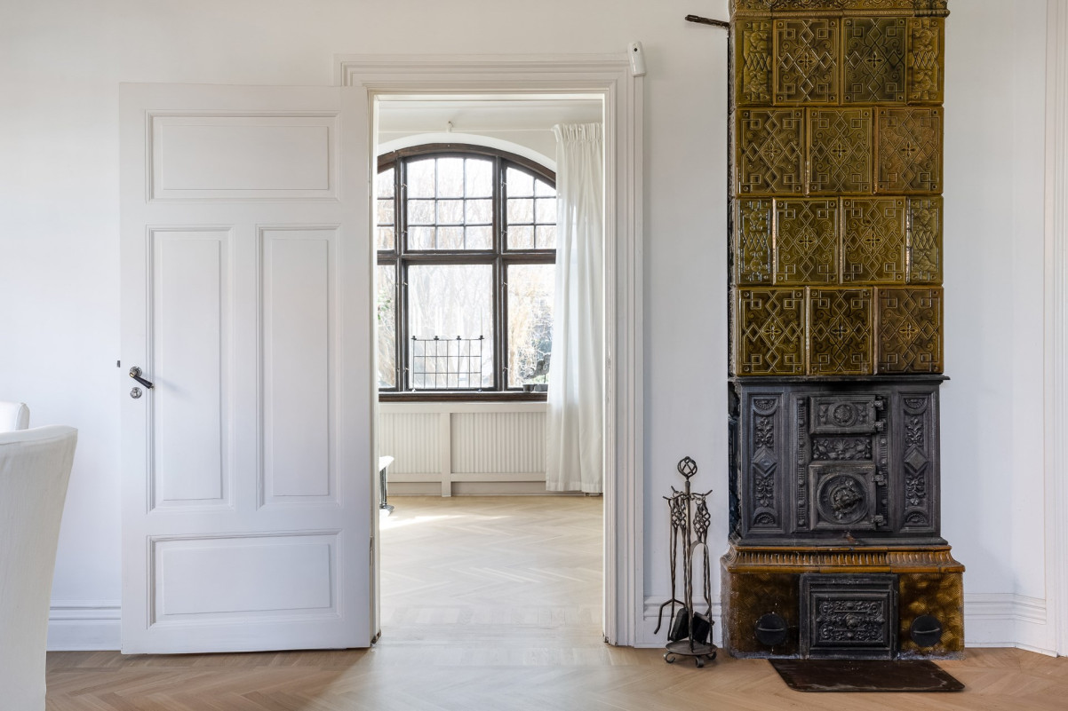 Fina linjer och fungerande kakelugn Storgatan 72