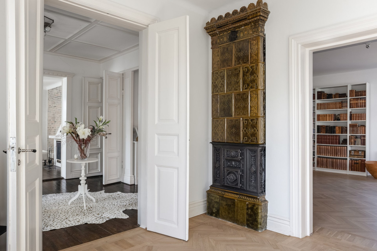 Kakelugnen är genomgående mellan rummen Storgatan 72