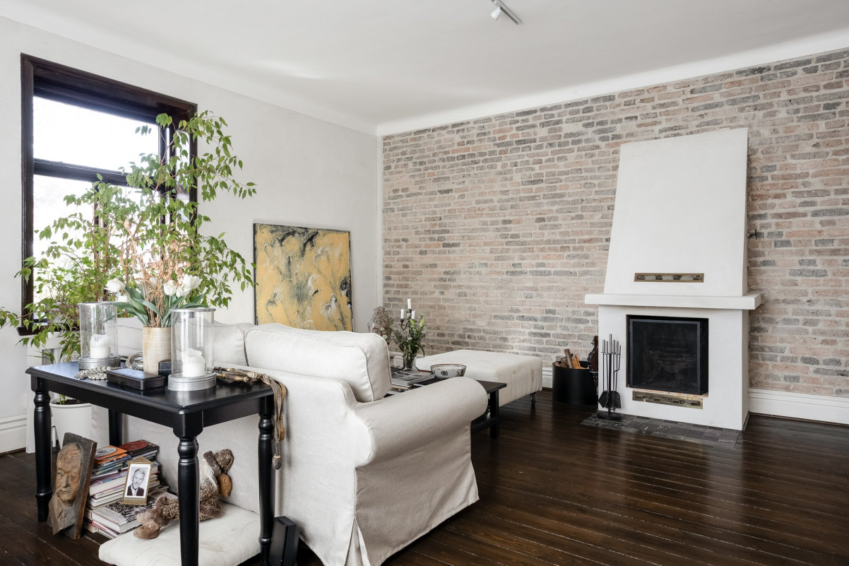 Vacker tegelvägg med öppen spis Storgatan 72