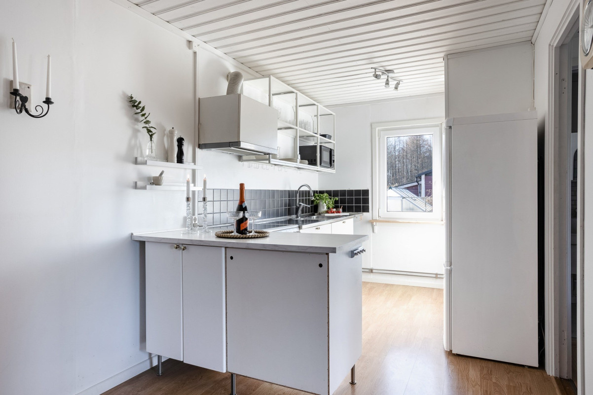 Vy från vardagsrum mot köket Bror Engkvists Gata 30, Vallmogången stuga 111