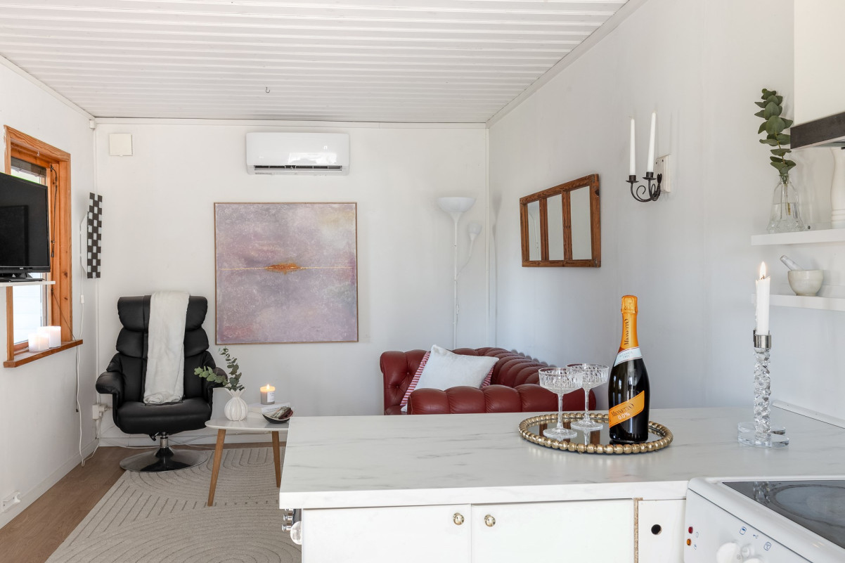 Vy från köket mot vardagsrummet Bror Engkvists Gata 30, Vallmogången stuga 111