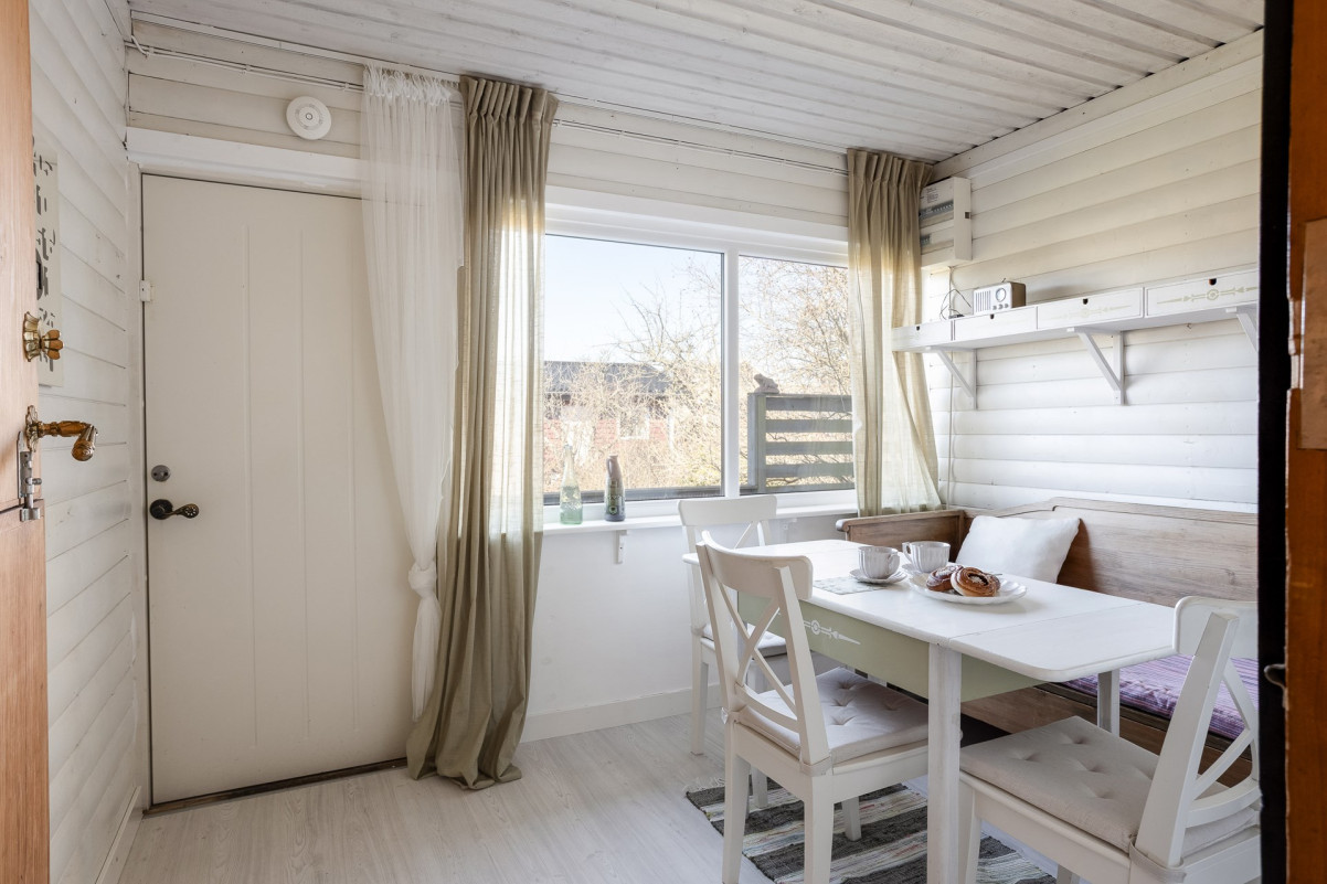 Ingång med matplats Bror Engkvists Gata 30, Vallmogången stuga 111