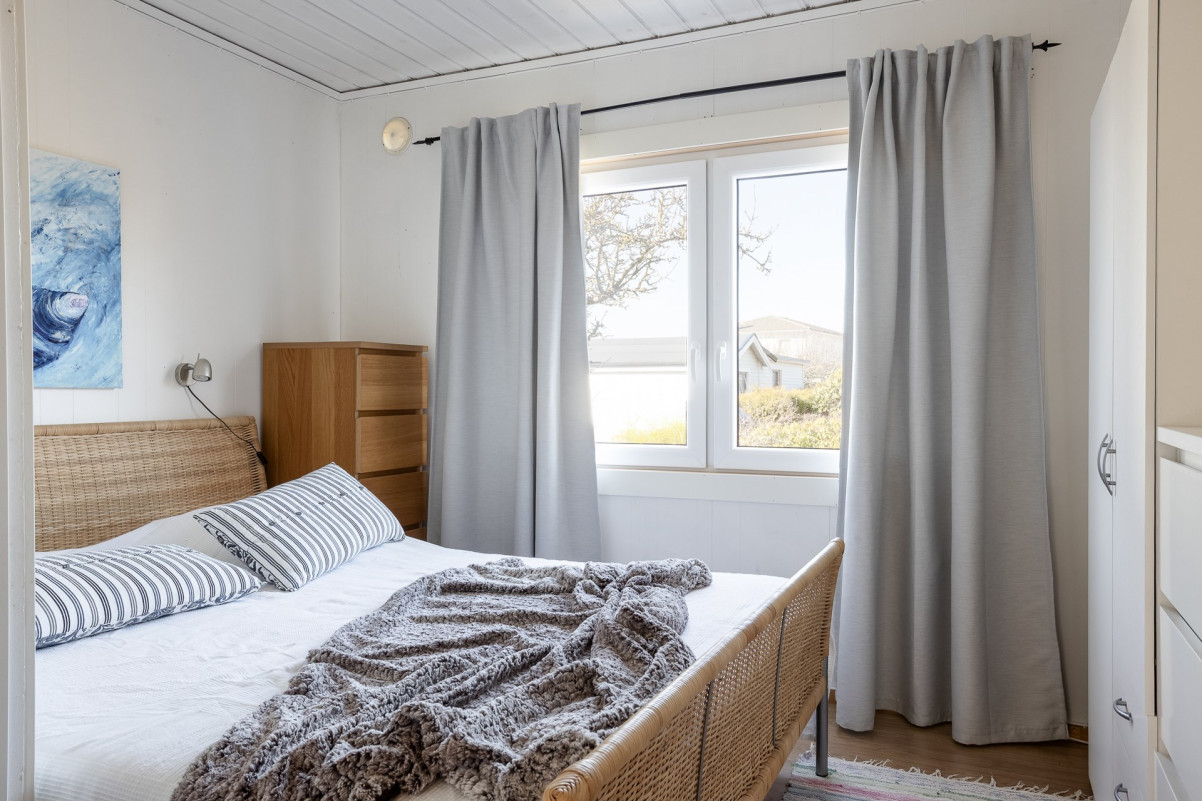 Generöst sovrum Bror Engkvists Gata 30, Vallmogången stuga 111