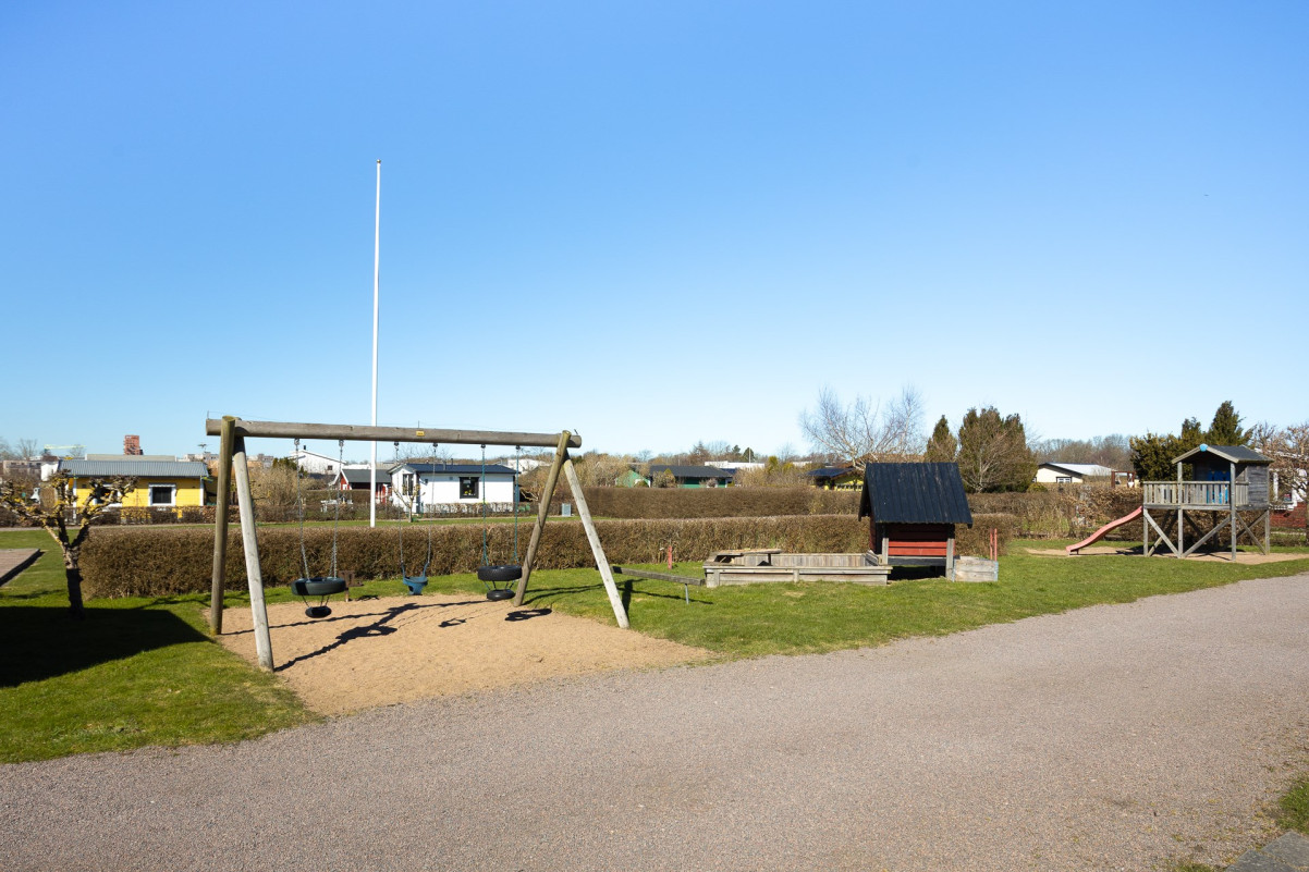 Lekplats för barnen på koloniområdet Bror Engkvists Gata 30, Vallmogången stuga 111