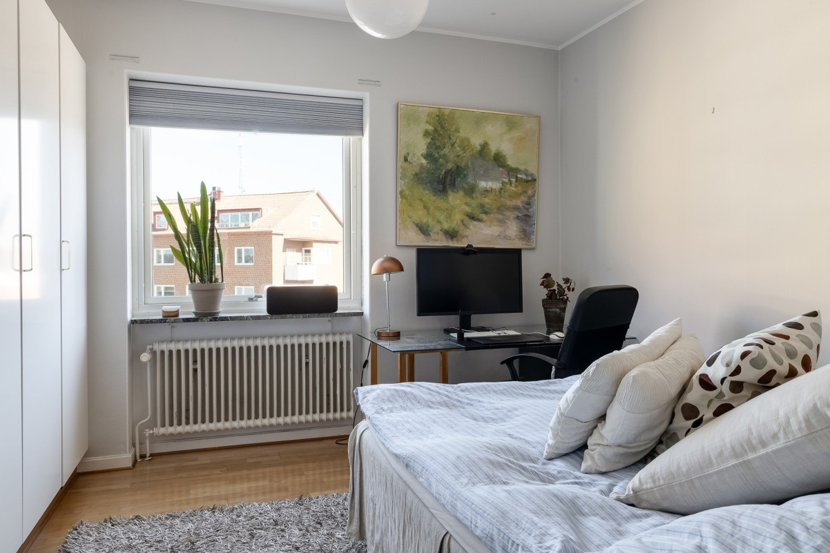 Sovrum med plats för säng och garderober Rektorsgatan 3