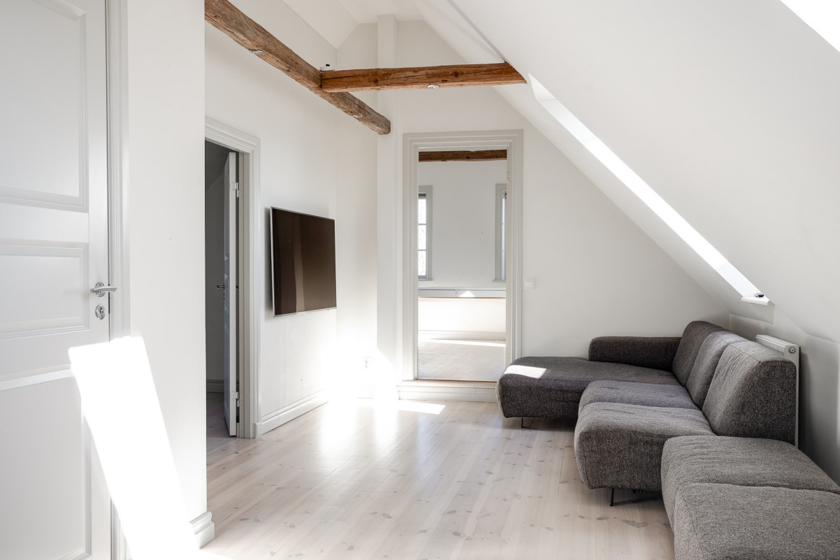 Tv-väggen är möjlig att ta ner för att skapa större allrum Strandnäsvägen 14L