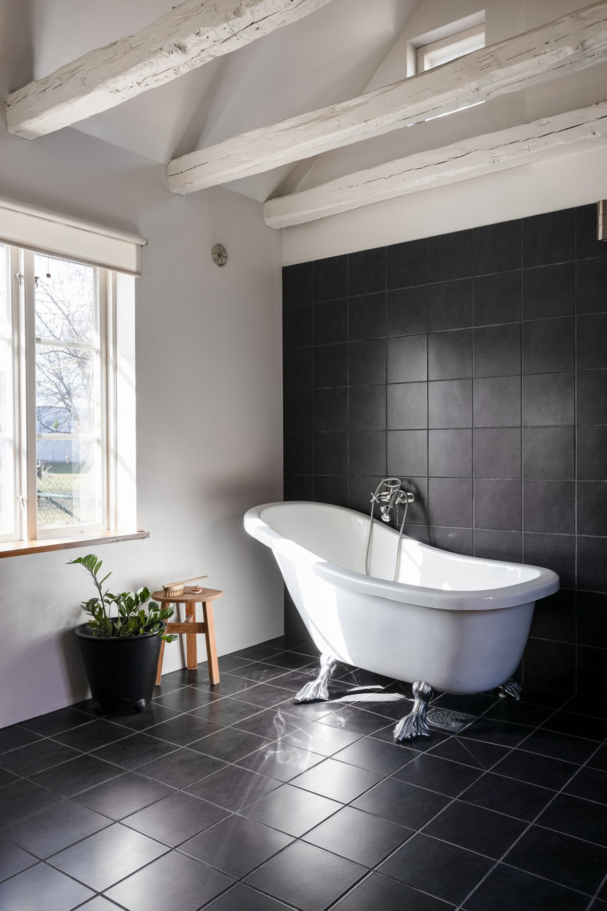 Badkar och öppet upp i nock Storgatan 72