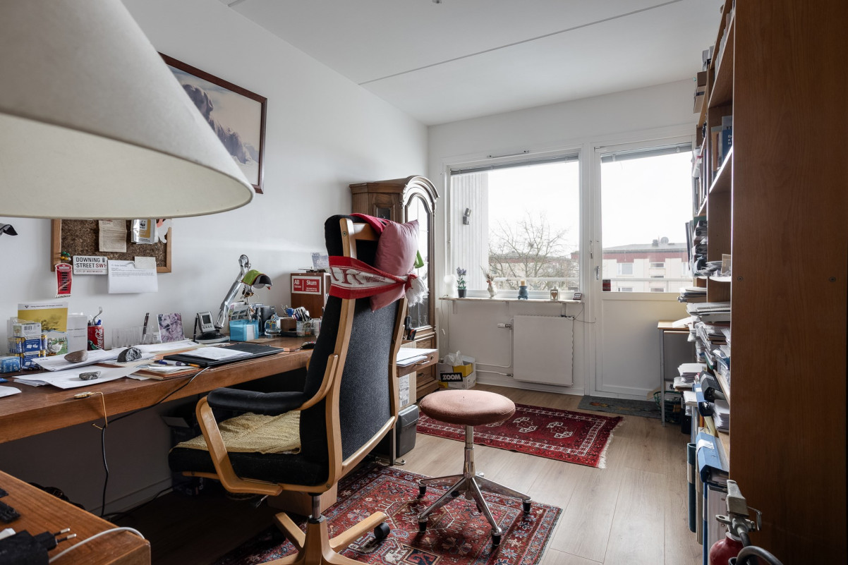 Sovrum 2/kontor med direkt utgång till den ena balkongen Skiftesvägen 1B