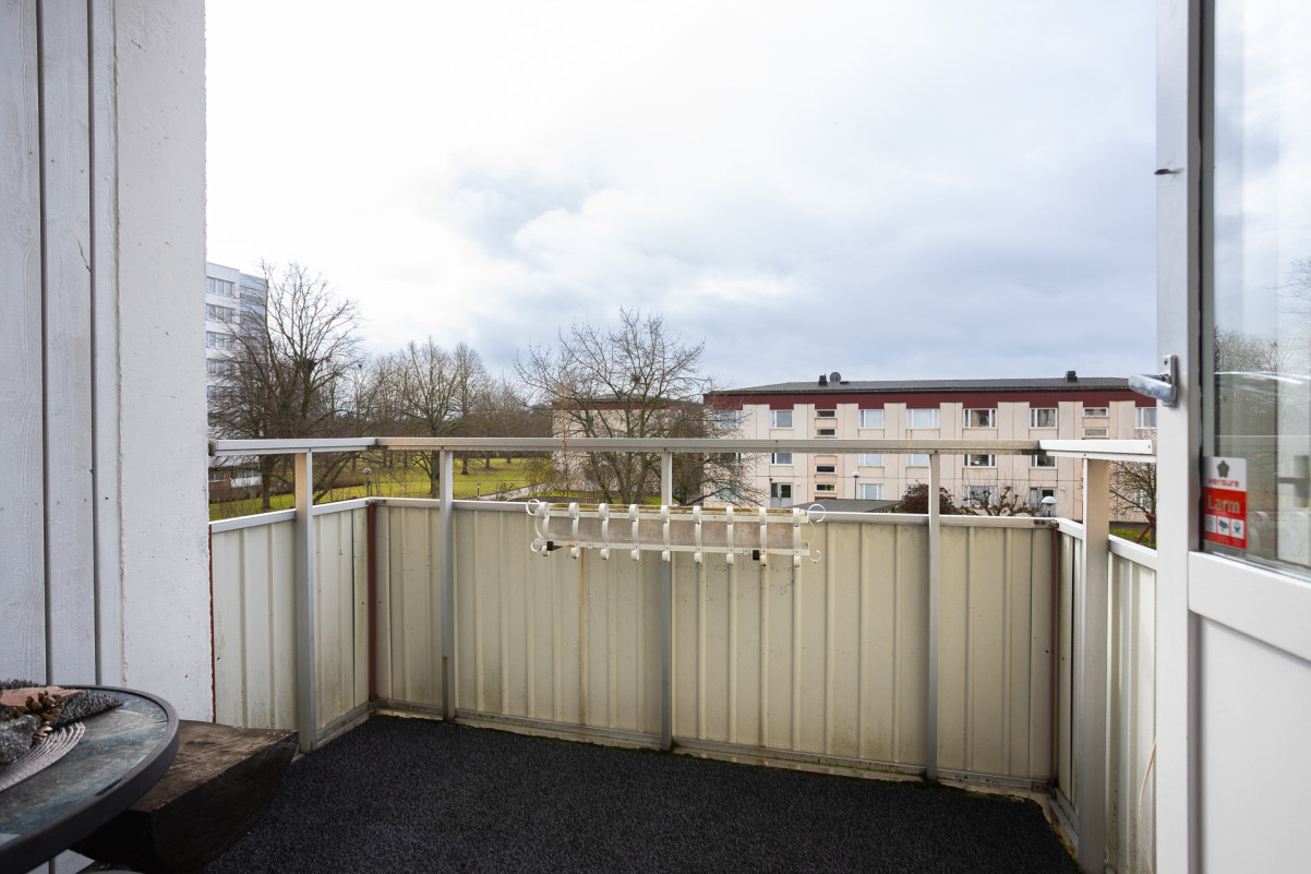 Bostadens andra balkong i söderläge Skiftesvägen 1B