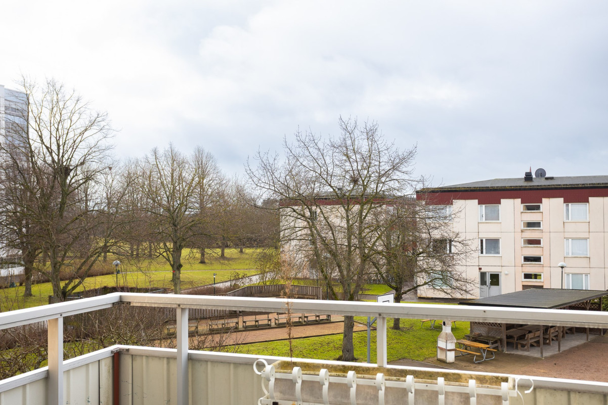 Utsikt från balkongen Skiftesvägen 1B