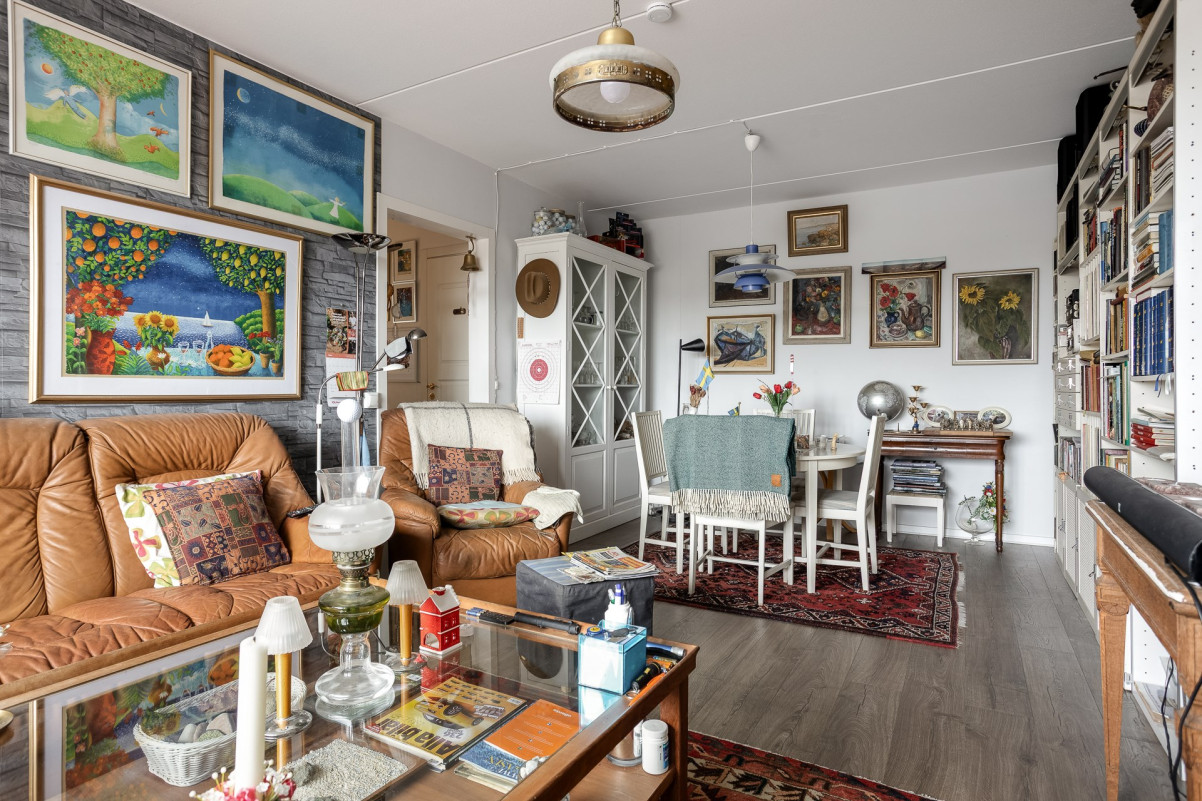 Vardagsrum med plats för både soffa och matbord Skiftesvägen 1B