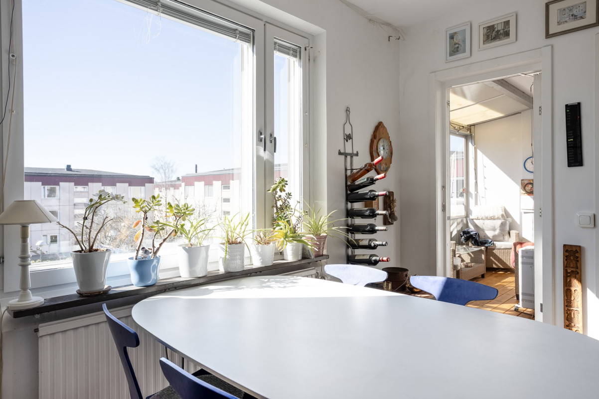 Direkt utgång till den härliga inglasade balkongen Skiftesvägen 1B