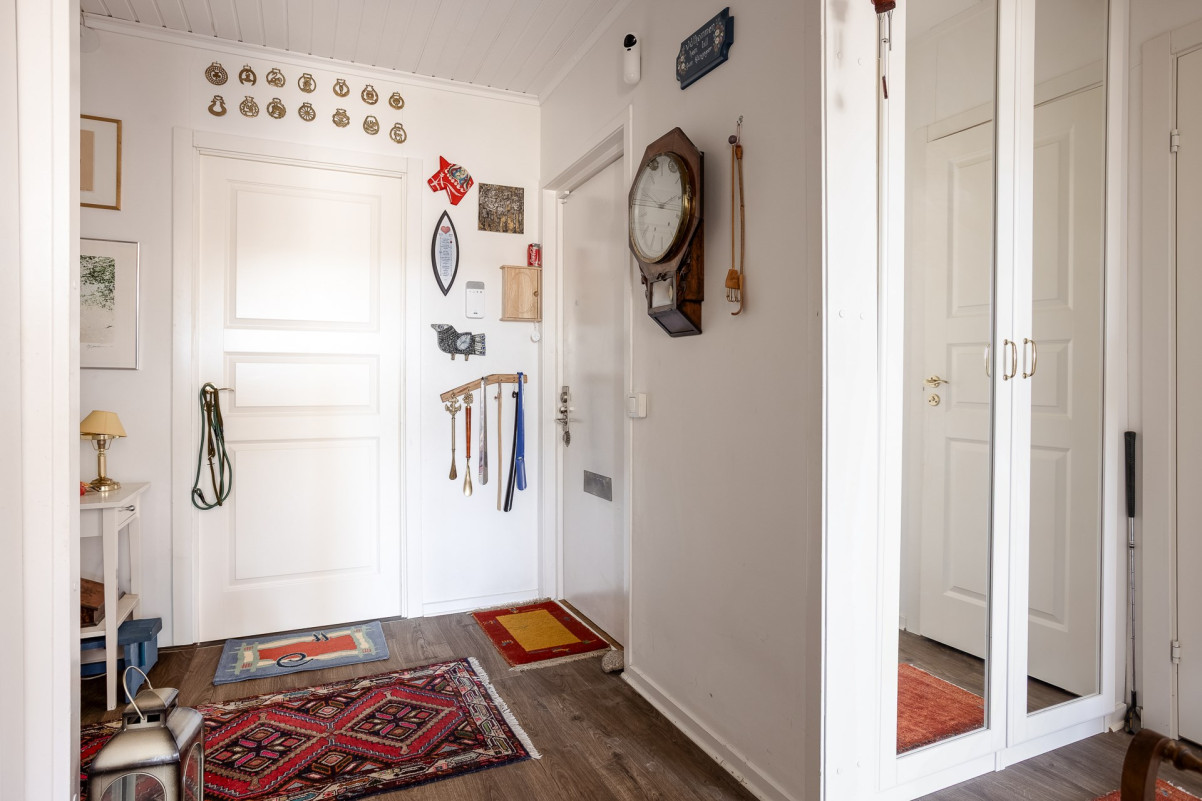 Hall med garderob Skiftesvägen 1B