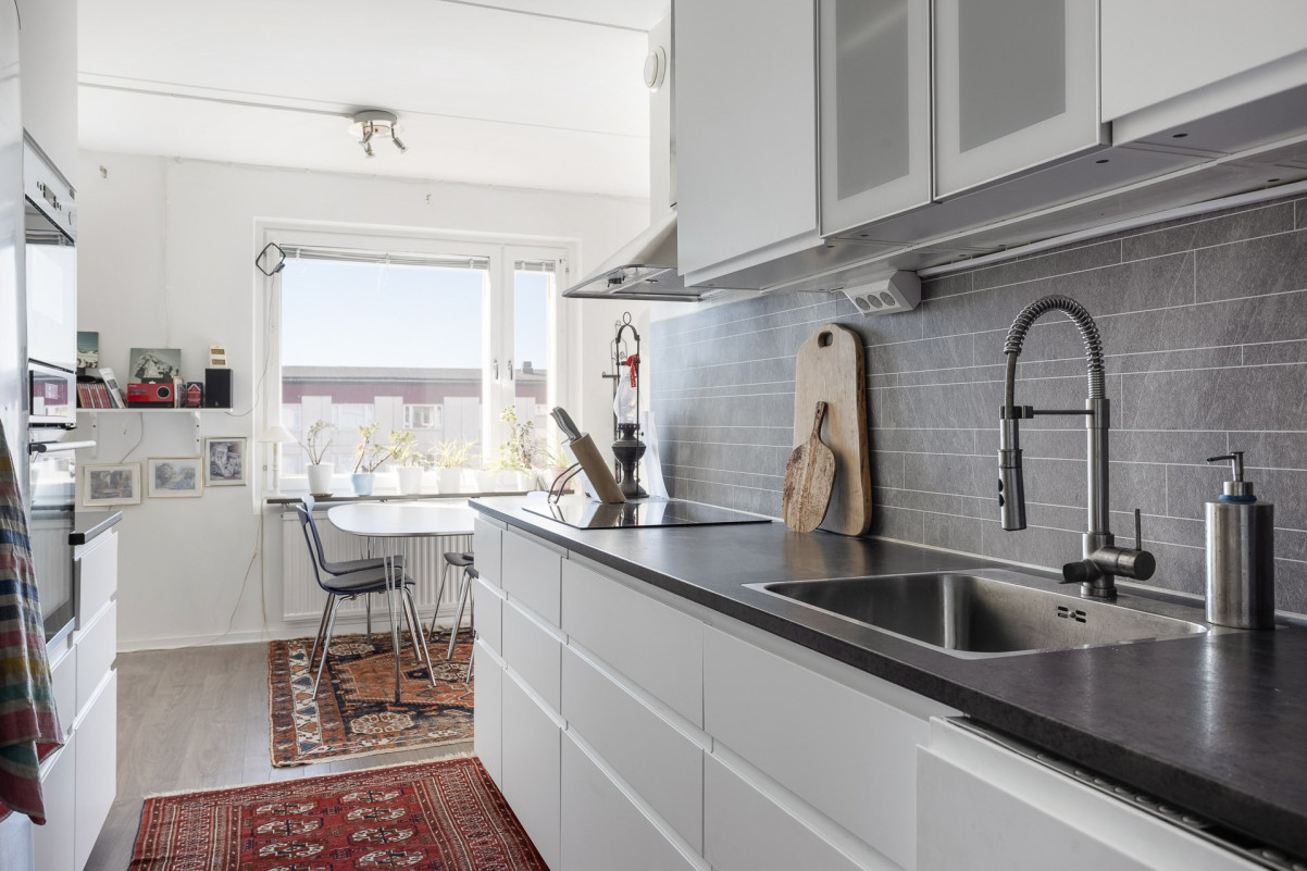 Modernt kök med goda förvaringsmöjligheter Skiftesvägen 1B
