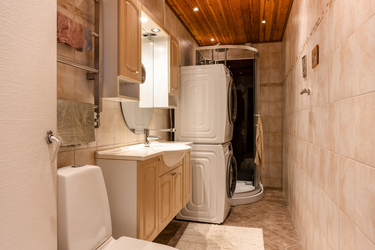 Stort helkaklat badrum Skiftesvägen 1B