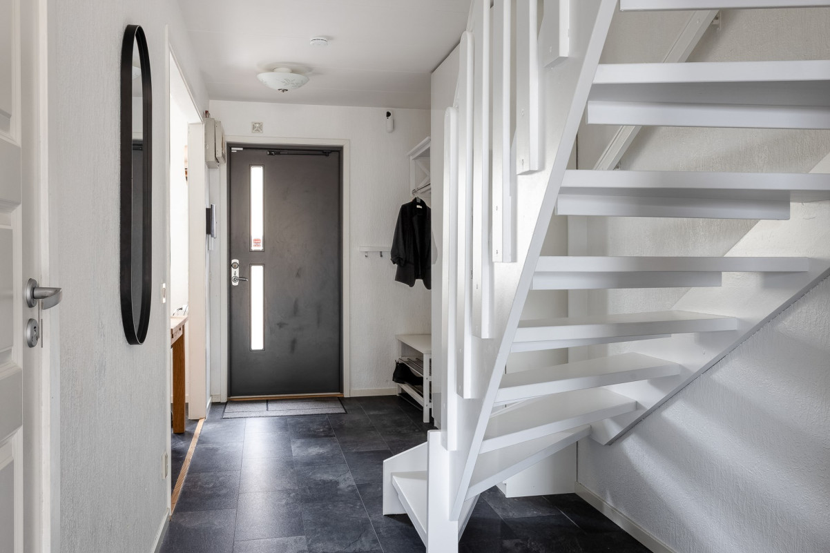 Hall med trappa upp till övre plan Tellusgatan 25A