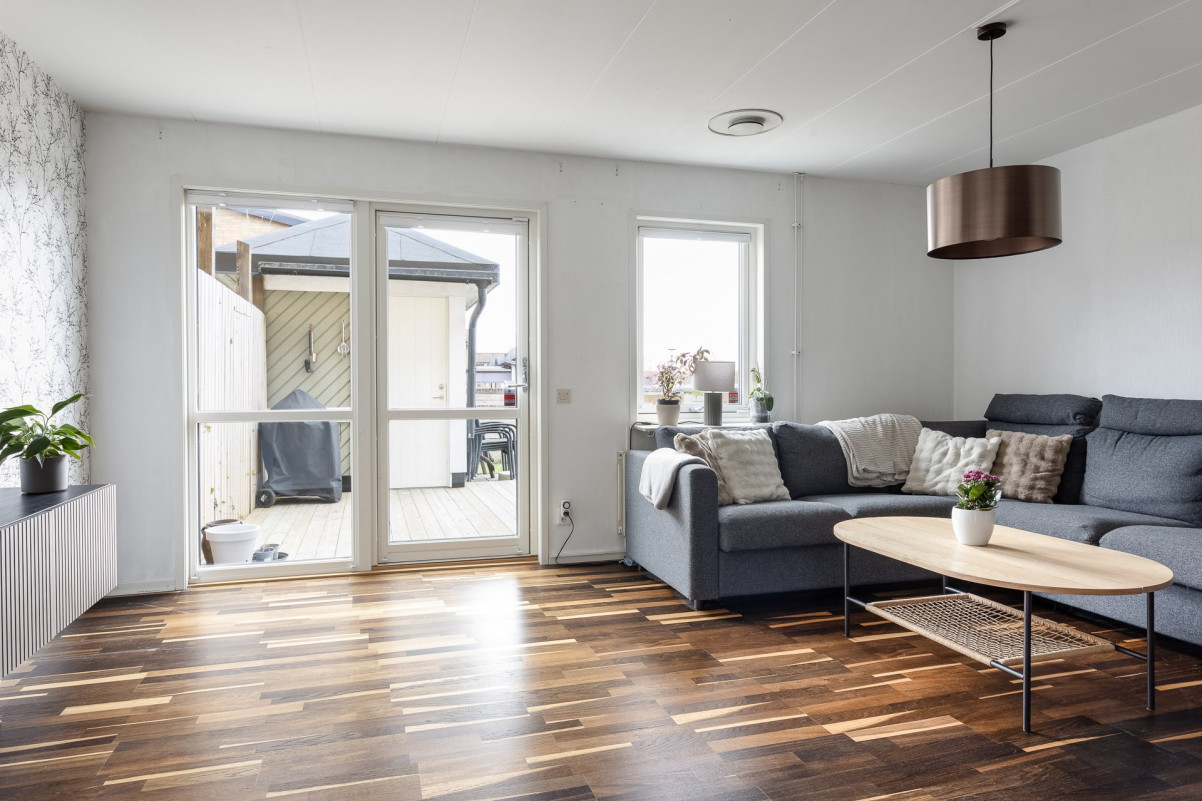 Generöst vardagsrum med stora fönsterpartier Tellusgatan 25A