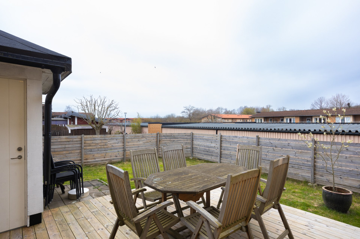 Trädgård med trädäck och gräsmatta Tellusgatan 25A