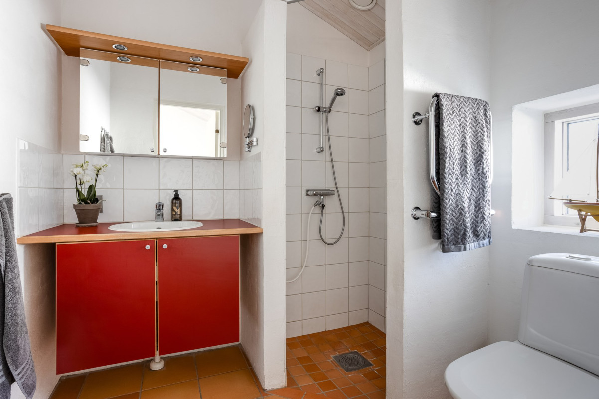 Badrum till master bedroom Fågelsången 12