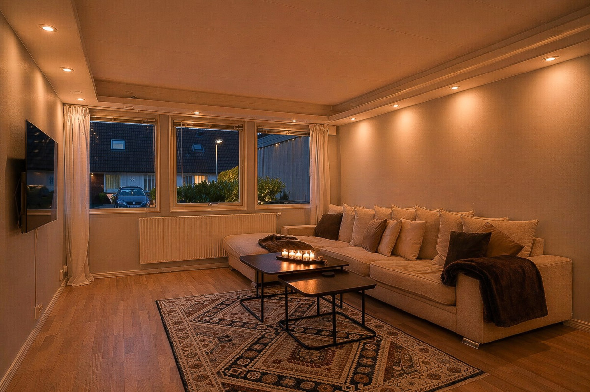 Kvällsbild vardagsrum (AI redigerad) Silvåkragatan 77