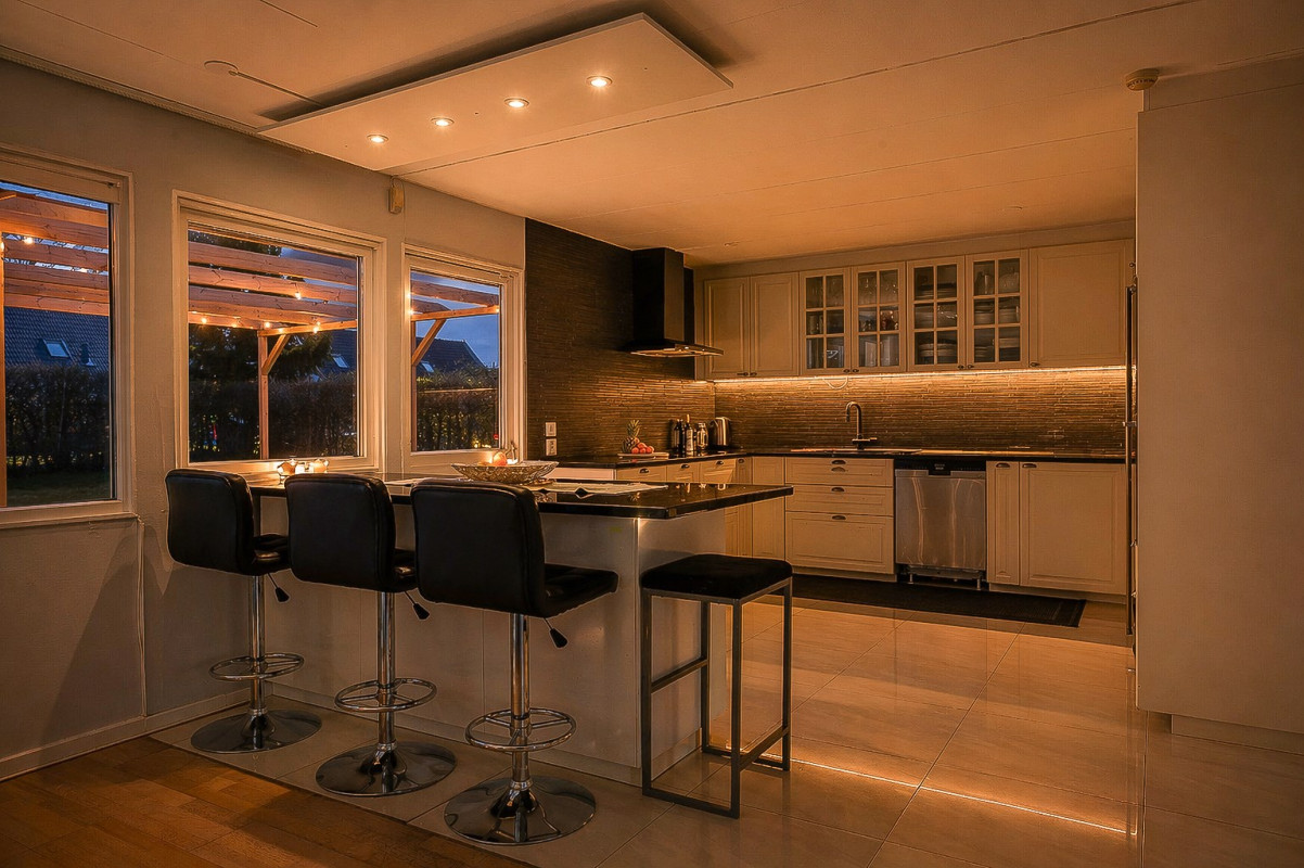 Kvällsbild kök (AI redigerad) Silvåkragatan 77